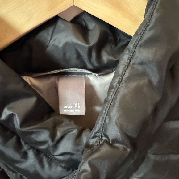 Eddie Bauer Women's Black Puffer Vest - Picture 3 of 4